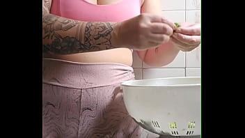 Vou Chamar O Vizinho Pra Almoçar Aqui, Coloquei Um Shorts Bem Apertado Que Racha A Buceta