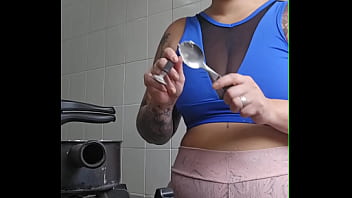 Estou Fazendo Bolinhos Pro Meu Sogro E Coloquei O Shorts Que Ele Adora