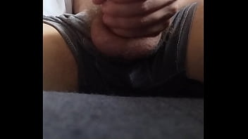 Beau M_le Blanc Branle En Cachette Sur Le Canapé De Son Entreprise En Pensant à Ses Collègues Sexy