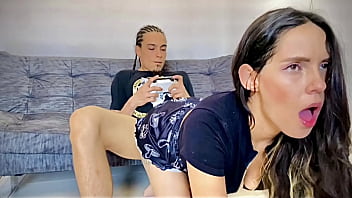 Mientras Mi Hermanastro Juega Su Videojuego Yo Juego Con Su Gran Polla