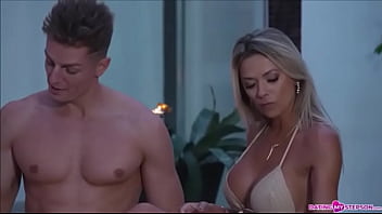 Damen Entscheiden, Dass Es Besser Ist, Ihr Jungenspielzeug Gemeinsam Zu Teilen