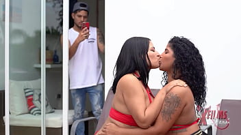 Peruano Se Corre En Dos Venezolanas Culonas Que Se Hacen Sexo Oral A Escondidas