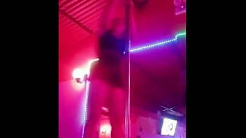 Le Gusta Bailar En El Tubo