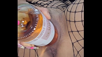 Linda Rubia Tetona Hace Show Con Una Botella Grande De X Champaña - Se Mete Deliciosa Una Botella Grande En Su Pussy ...