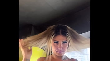 Fui Treina Na Academia Na Noite De Halloween Fantasiada De Puta Do Gta ! Meu Decote Da Minha Fantasia Deu Tesão Nós Maromba Que Ficava Olhando Loira Fofa Com Corpo Perfeito E Jovem Garota