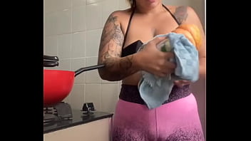 Estou Fazendo Janta Pro Amigo Do Meu Marido, Ciente Que Eu Serei A Sobremesa Dos Dois - Hallowen