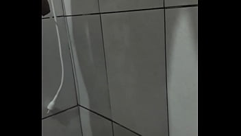 Uma Mijada Deliciosa No Banho Após Muita Pinga