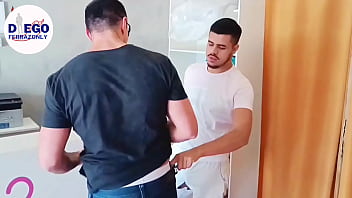 Dando Para O Cliente Da Lavanderia