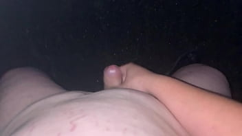 夜の海辺で全裸オナニーするデブ