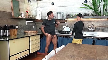 Cunhado Folgado Veio Procurar Minha Irmã. Falei Pra Ele Ficar A Vontade, Mas Como é Folgado Ficou Pelado. Não Resisti E Cai De Boca. - Free