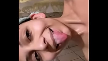 Moni mexicana de 23 años en el baño