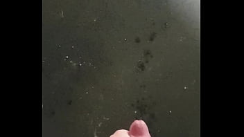 Quick Cumshot In Der Garage