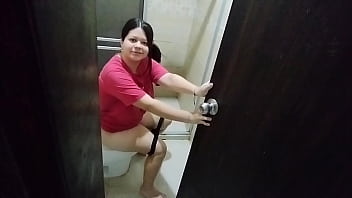 Espió A Mi Hermanastra En El Baño Y Me Obliga A Follarle El Culo Grande