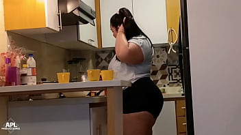 La Puta De Mi Vecina Siempre Sale A La Puerta Mostrando Su Enorme Culo, Pero Esta Vez Me Lo Pude Follar Hasta Llenarselo De Creampie - Historia Completa