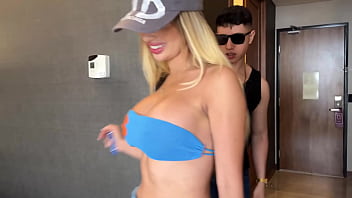 Invite A Un Fan Mexicano A Coger Conmigo Antes De Volver A Mi Pa_s Y Me Dej_ Llena De Semen