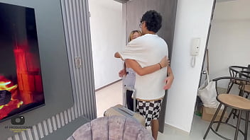 Mi Pequeña Hermanastra Llega De Su Campamento De Verano Y La Recibo Con La Mejor Follada De Su Vida.