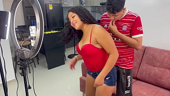 Ayudo A Mi Pequeña Hermanastra Con Sus Redes Sociales Y Terminamos Cogiendo Rico. H.l.