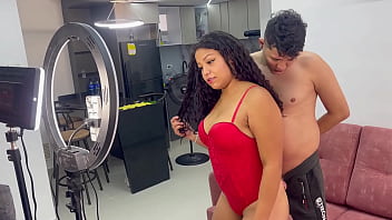 Ayudo A Mi Pequeña Hermanastra Con Sus Redes Sociales Y Terminamos Cogiendo Rico.