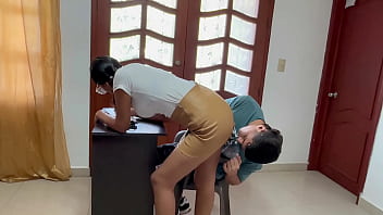 Tutora De Clases Seduce Al Chico Mientras Hace Sus Tareas, Y Le Pide Una Gran Y Rica Follada Por Cumplir Con Sus Tareas Y Portarse Bien.