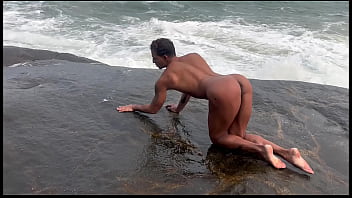 Femboy Dando O Cu Na Praia De Nudismo
