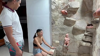 La Curiosa De Mi Hermanastra Se Excita Tocando El Pene De La Escultura De La Fuente, Y Termina Comiendo Una Grande Polla Por Estar De Curiosa. Hl