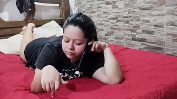 Hermanastro Me Coge Mientras Hablo Por Teléfono Con Mi Novio, Me Lleno De Leche Mi Colita