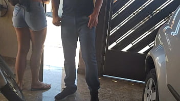 Vizinha Gostosa De Shortinho Jeans Provocando Os Vizinhos