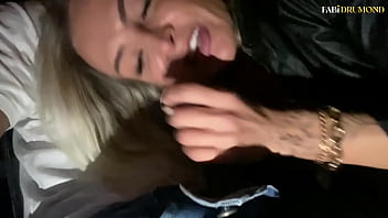 Milf Safada Não Resistiu E Caiu De Boca No Pauzão Do Amigo Negão Assim Que Percebeu Ele Duro No Carro _ Fabi Drumond