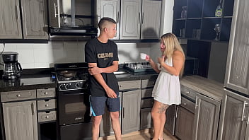 Madrastra Se Folla A Su Hijastro Mientras Su Marido Descansa Junto A Ella