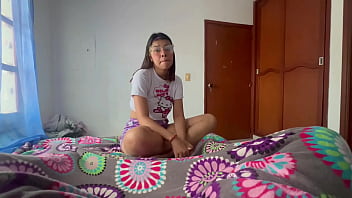 Mi hermanastra me propone un juego muy caliente y terminamos muy cachondo hasta terminar corri&eacute_ndomele en su rico cuerpo. le rompo a SARA su rico culo apretado