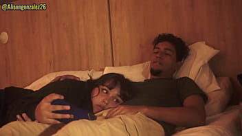 Mirando Netflix Con Mi Hermanastra Pero No Pude Evitar Meter Mi Pene En Su Boca, Casi Nos Descubren!!