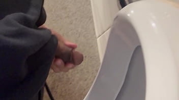 Brincando Com O Pau No Mictórios