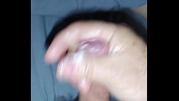 Joué avec de la crème à main