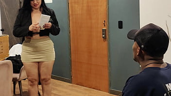 Antonella Jones Espera Un Pedido Y Le Gaga Al Domiciliario Con Una Follado Del Otro Mundo .