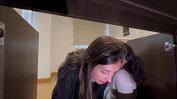 No Me Había Dado Cuenta Que Mi Criada Estaba Tan Buena, Se Agacho Para Limpiar El Estudio.