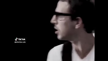 Tavella Le Pega A Topo Con Su Guitarra