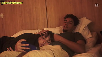 Mirando Una Pelicula Con Mi Hermanastra Y No Pude Evitar Meter Mi Pene En Su Boca Al Acostarse En Mis Piernas