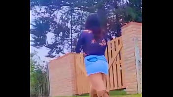 Paseo En Botas Y Minifalda