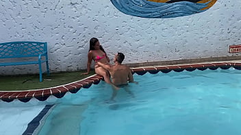 Le Chupo El Co_o A Una Desconocida Al Aire Libre En La Piscina Publica Y Termina Con Mi Verga En El Co_o Hasta Inundarla De Semen