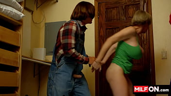 Cable Guy Fuck Busty Blonde Milf And Finger Her Bald Pink Pussy Deep - Dee Williams, Axel Haze