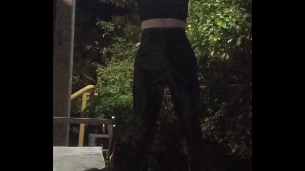 На высоких каблуках и брюках, ночью