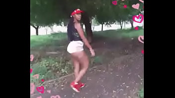 Caminhando Com Shortinho Curto Enfiado