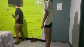 Maduro Pide Ayuda A Recepción De Su Hospedaje Por Un Problema Técnico. El Joven De Roomservice Acude Al Llamado Del Hué...