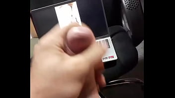 Mi Compañera De Trabajo No Vino, Pero Me Envia Un Video De Su Vagina Humeda Mientras Estoy En Mi Oficina