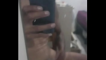 Batendo Uma D Frente Ao Espelho