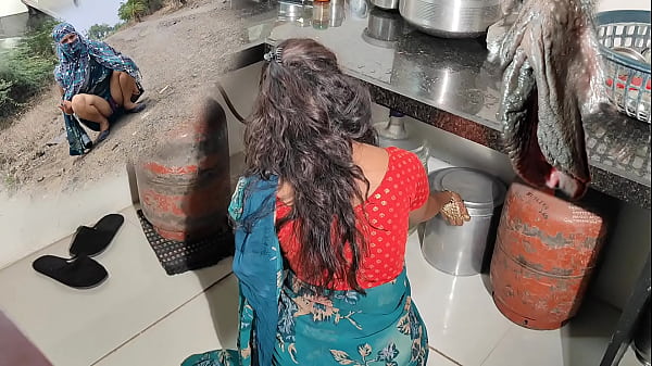 कोमल रस्ते पर मूत रही थी उसे किचेन में ले जाकर उसके साथ ठोक