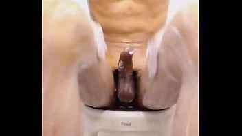 体を洗う子供らしい大学生