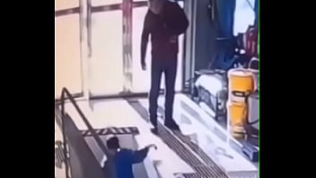 Jovem Cai Em Buraco De Novinha