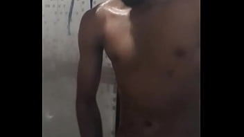 Preto Dotado No Banho De Balde