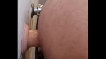 Follado Por Un Dildo En El Baño